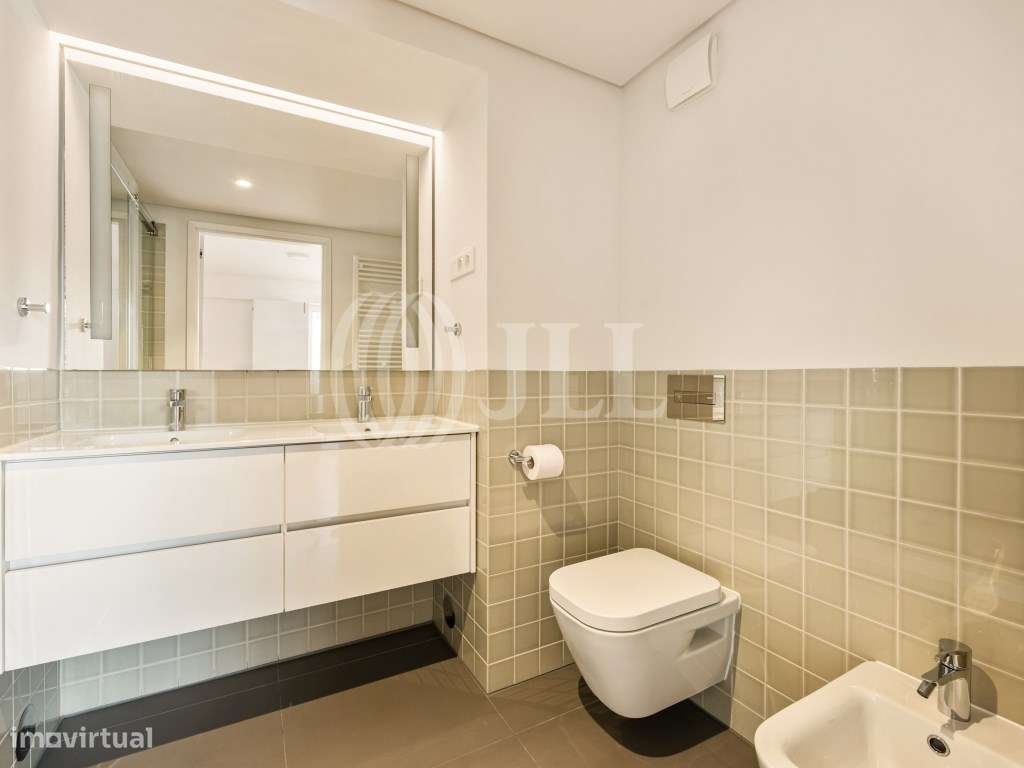 Apartamento T2, com varandas e estacionamento, em Lisboa-27