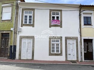 Moradia em Banda T2 Remodelada em Santa Marinha (Coimbrões)