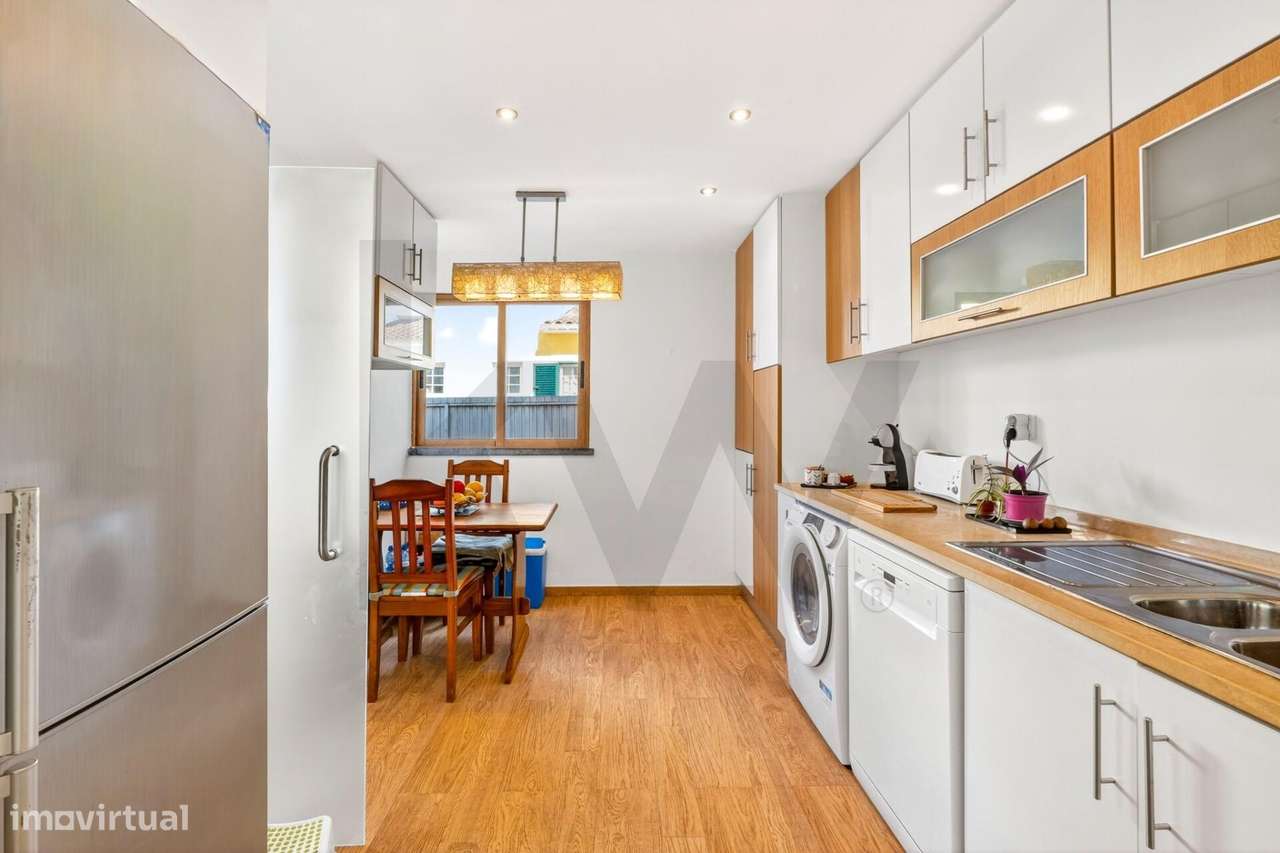 Moradia T4+1 com Piscina Coberta, Jardim e Churrasqueira em Alcoitão,-10