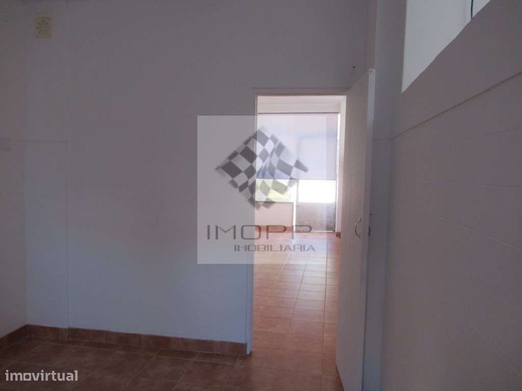 Loja com excelente localização na Reboleira-10