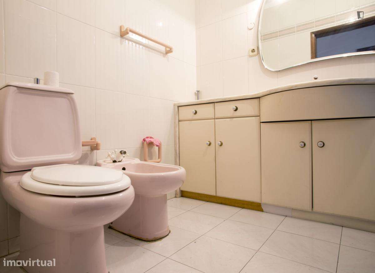 Quarto - localizado em Algés Lisbon - Grande imagem: 4/6