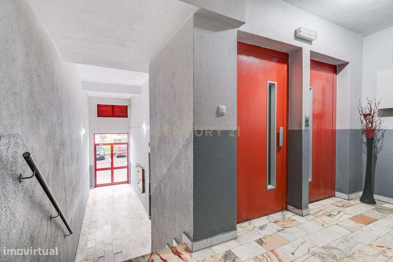 Espaçoso apartamento T4 transformado em T3-34