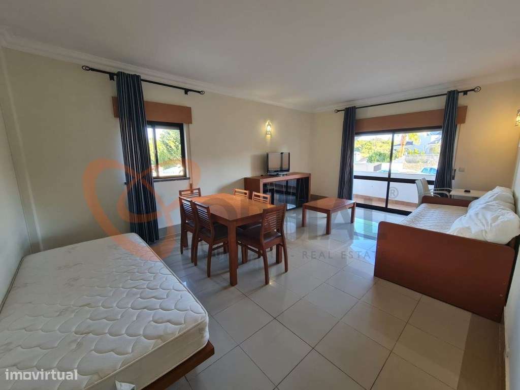 Espaçoso apartamento T1 para venda em Albufeira com piscina-9