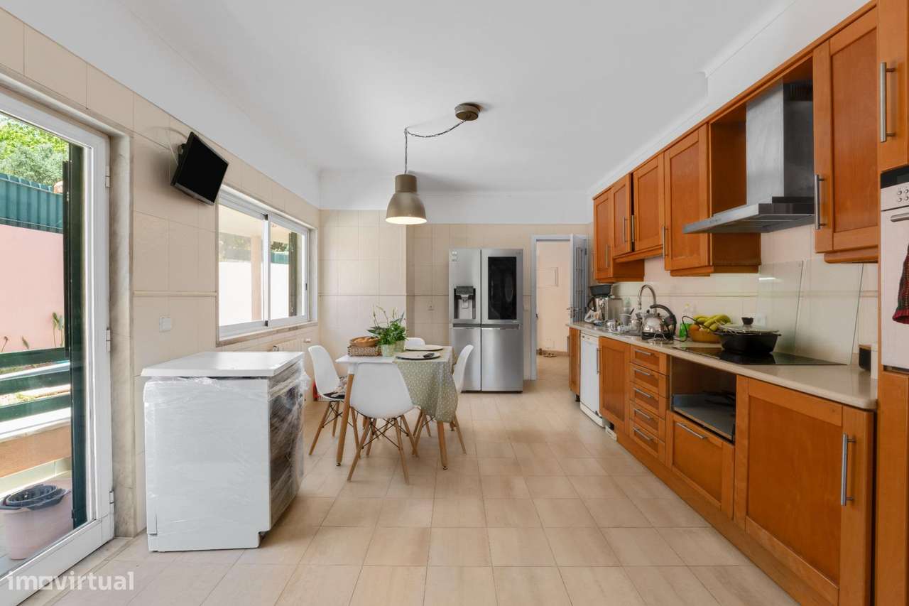 Moradia T4+1 com piscina e jardim, no Murganhal, Caxias-17