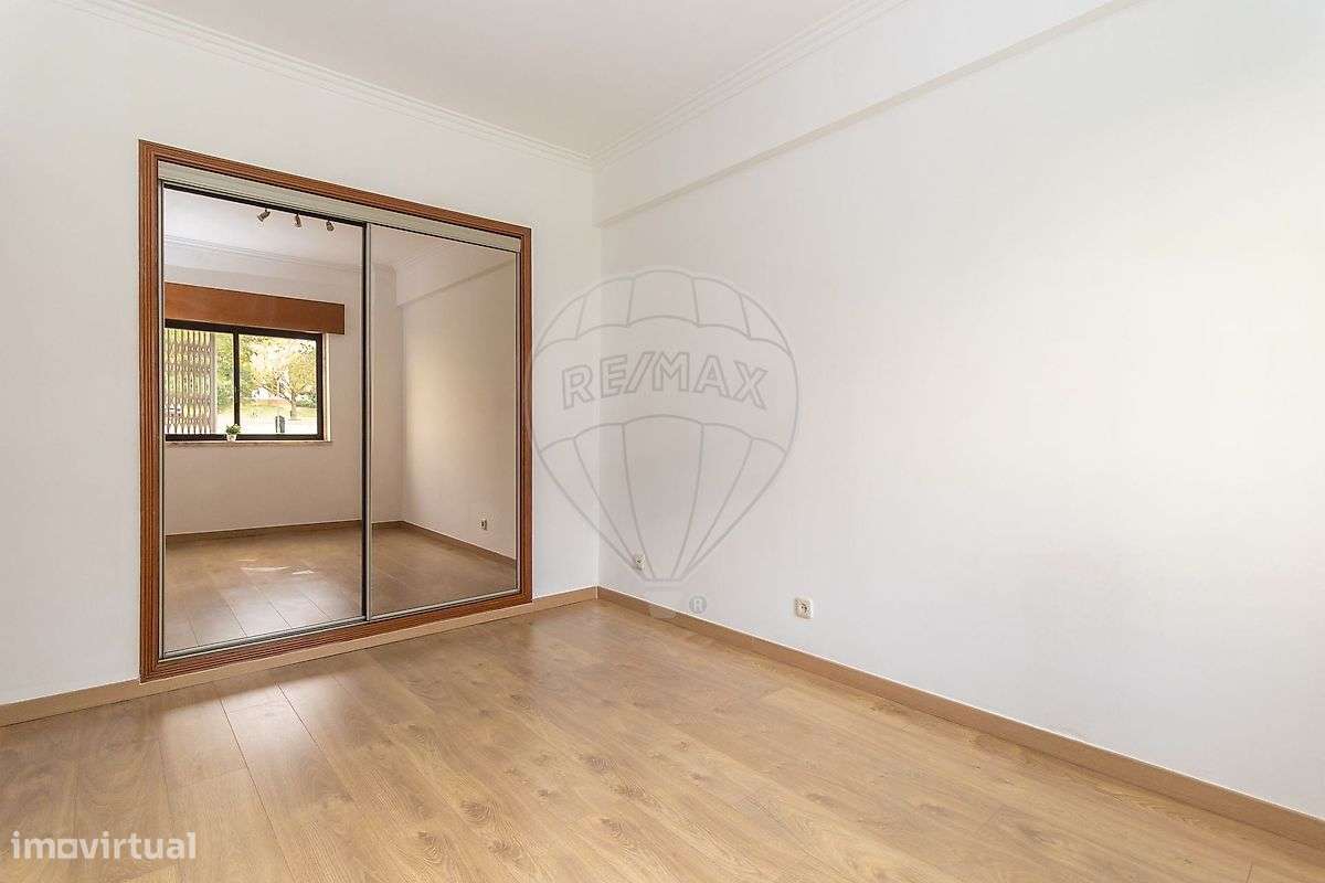 Apartamento T2 com Arrecadação em Paio Pires-12