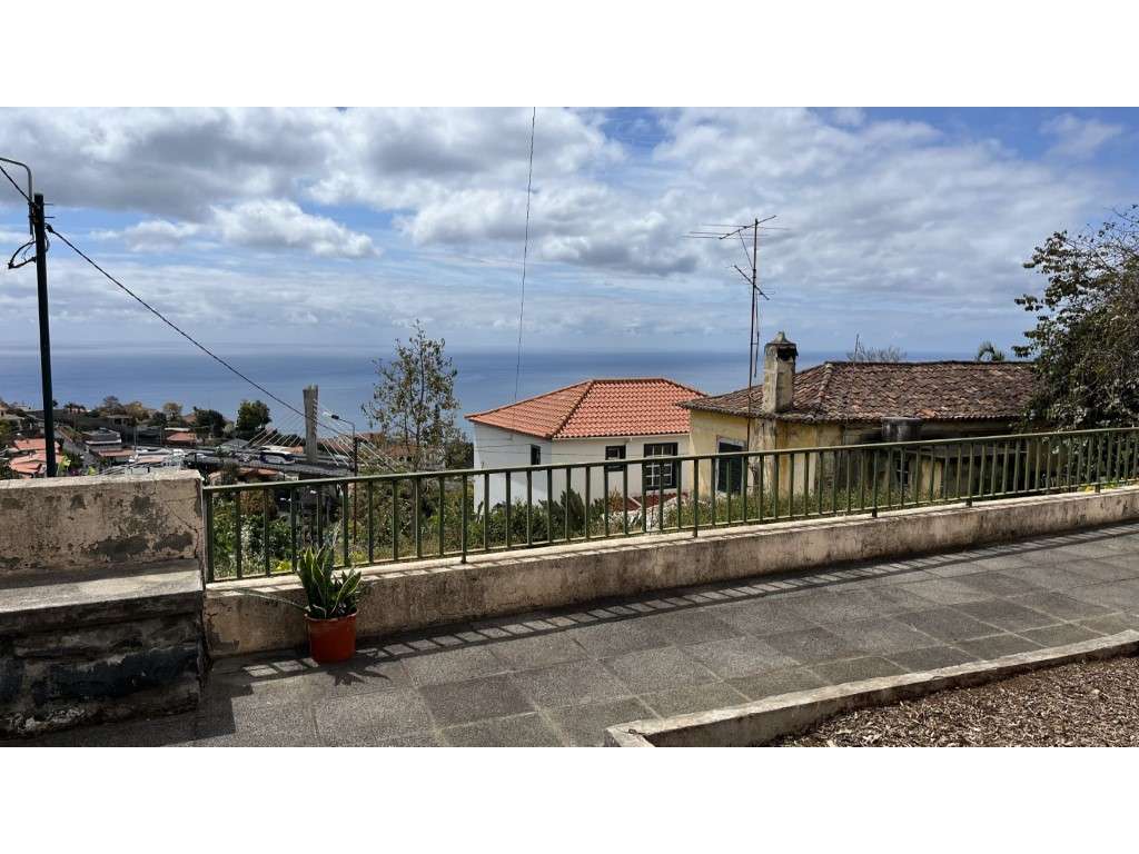 Moradia T2 com terreno de 432 m² no Funchal-9