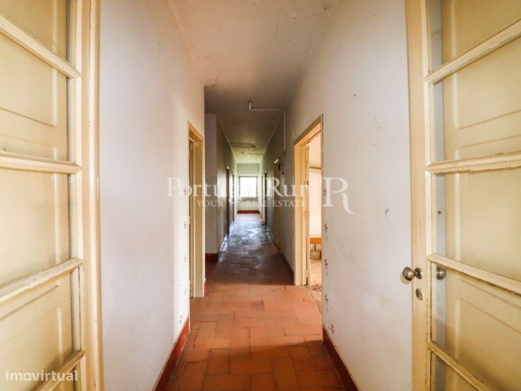 Quinta com casa de habitação T5 e diversas construções-37