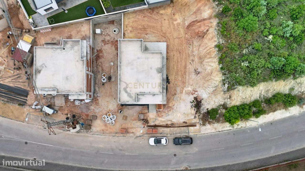 Moradia Nova com 4 Quartos-14