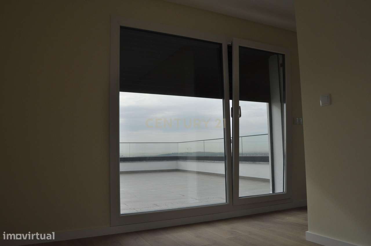 Moradia T4+1 Contemporânea com Piscina-26