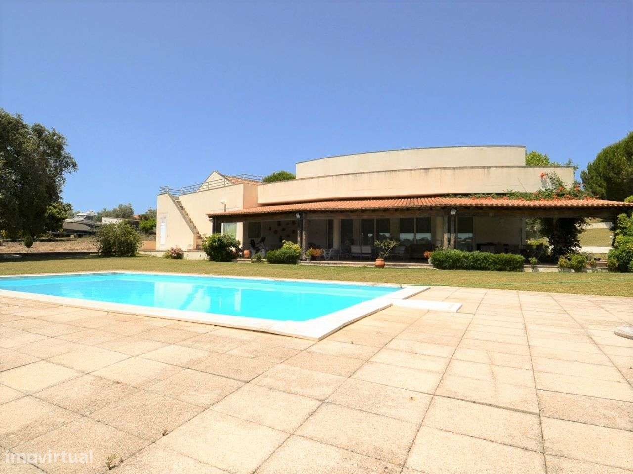 Moradia V7 inserida em terreno de 7.440 m2 - Grande imagem: 2/33