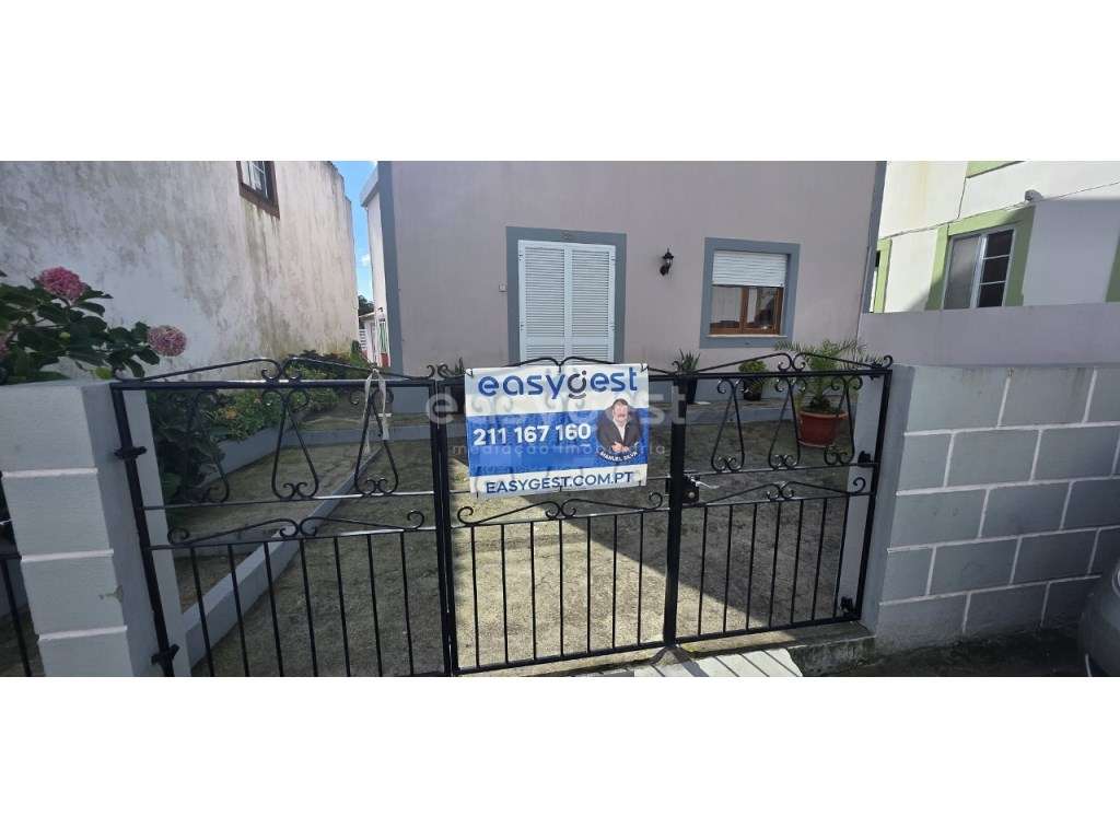 Moradia T4 com Quintal e lugar de estacionamento Terra Chã - Angra - Grande imagem: 4/36