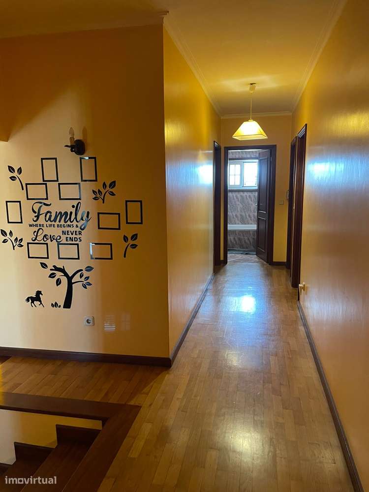 Moradia de 4 frentes com painéis solares, T4, piscina, cave e jardim-7