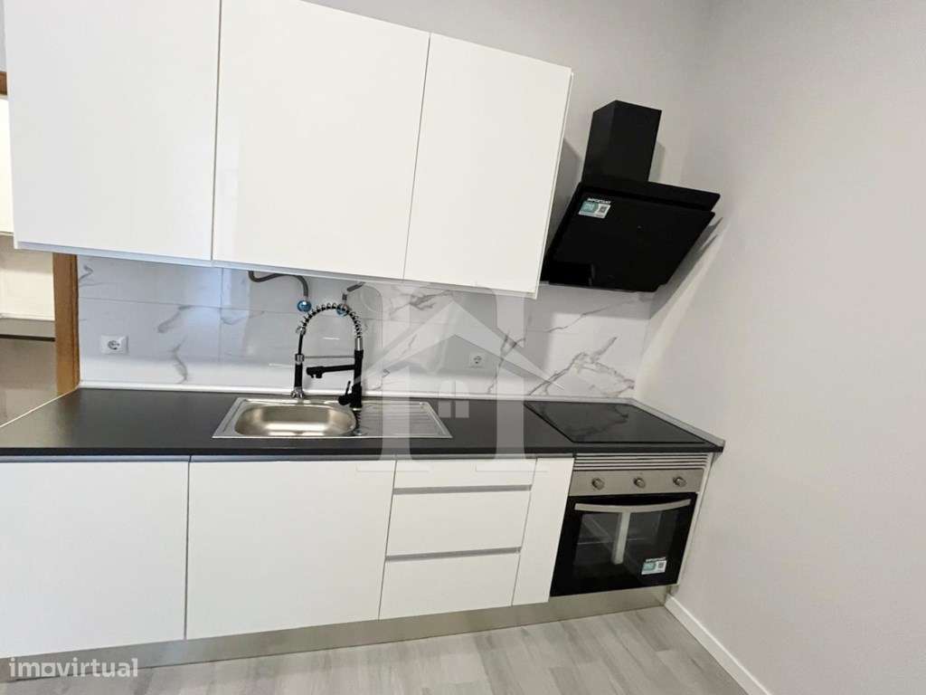 Loja Transformada em Apartamento T1 em Belas - Grande imagem: 2/14