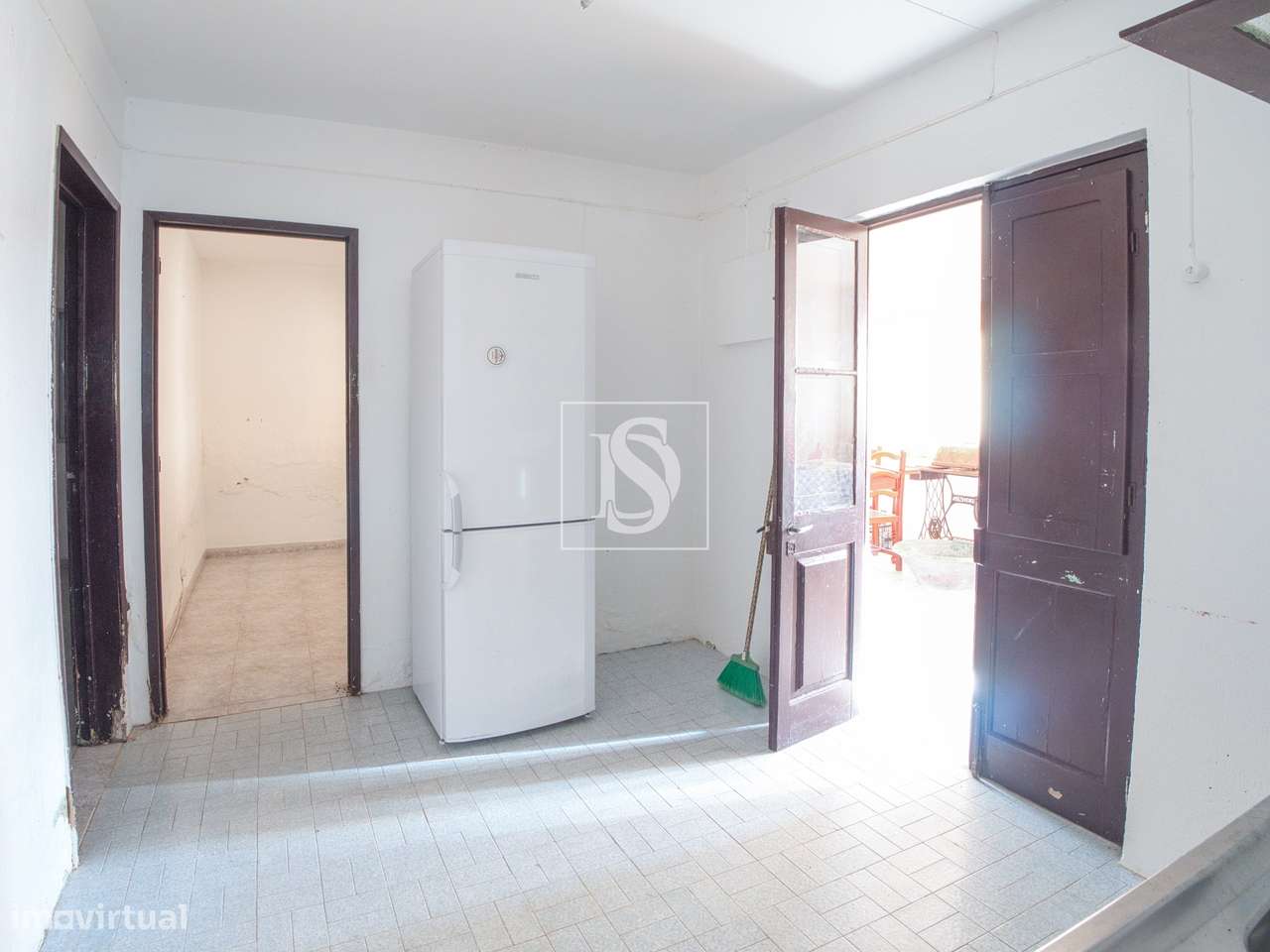 Terreno de 1.320 m² no Calhandriz, na zona da Adanaia  com ribeiro e b-18