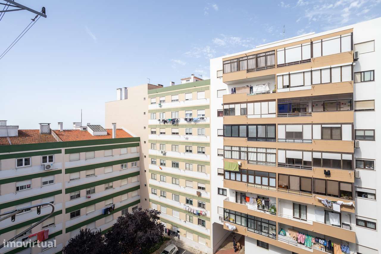 Apartamento T2 Remodelado com Vista Desafogada sobre o Tejo no Centro-25
