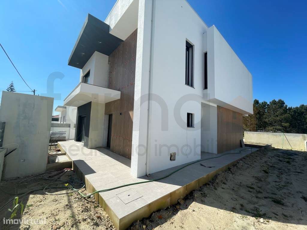Moradia T3 com jardim e piscina em zona residencial tranquila-43