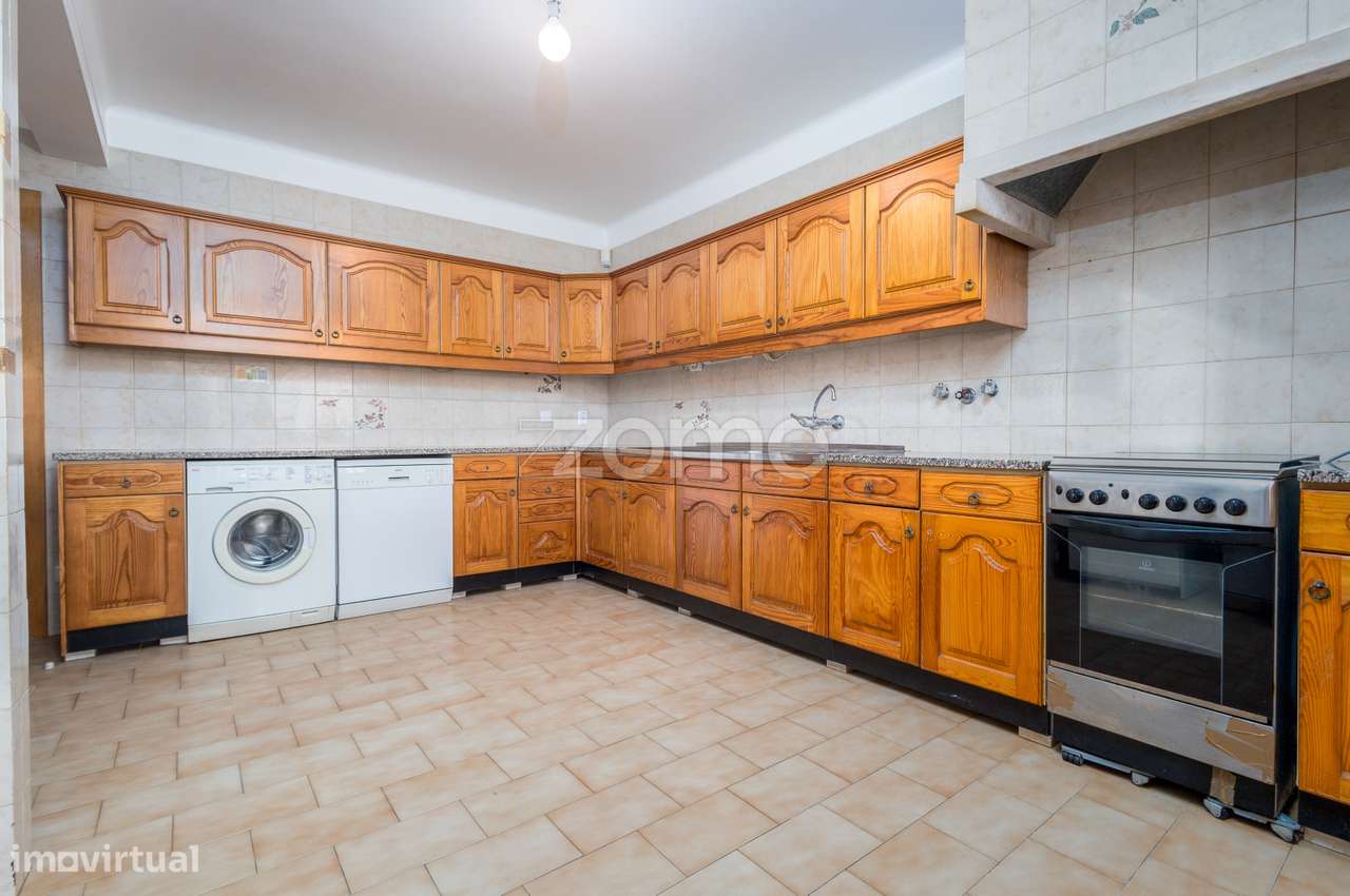 Moradia T4 (espaçosa) em Casais de Mem Martins-40