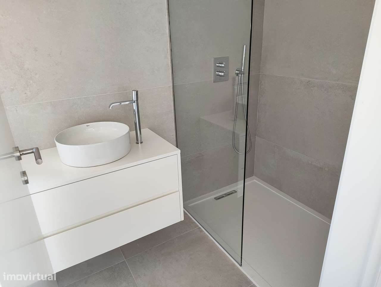 Moradia T5 com piscina e jardim em Canidelo-44