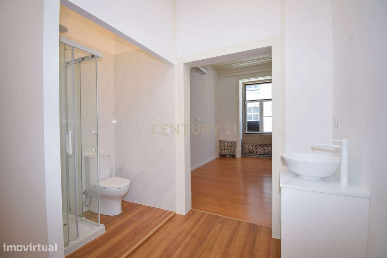 Apartamento T2 renovado na Rua dos Fanqueiros-9