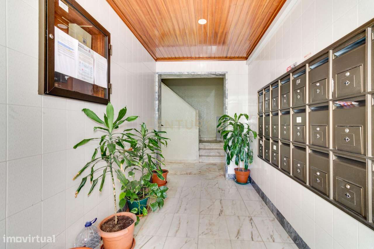 Apartamento T1 com Arrecadação no Cacém-1
