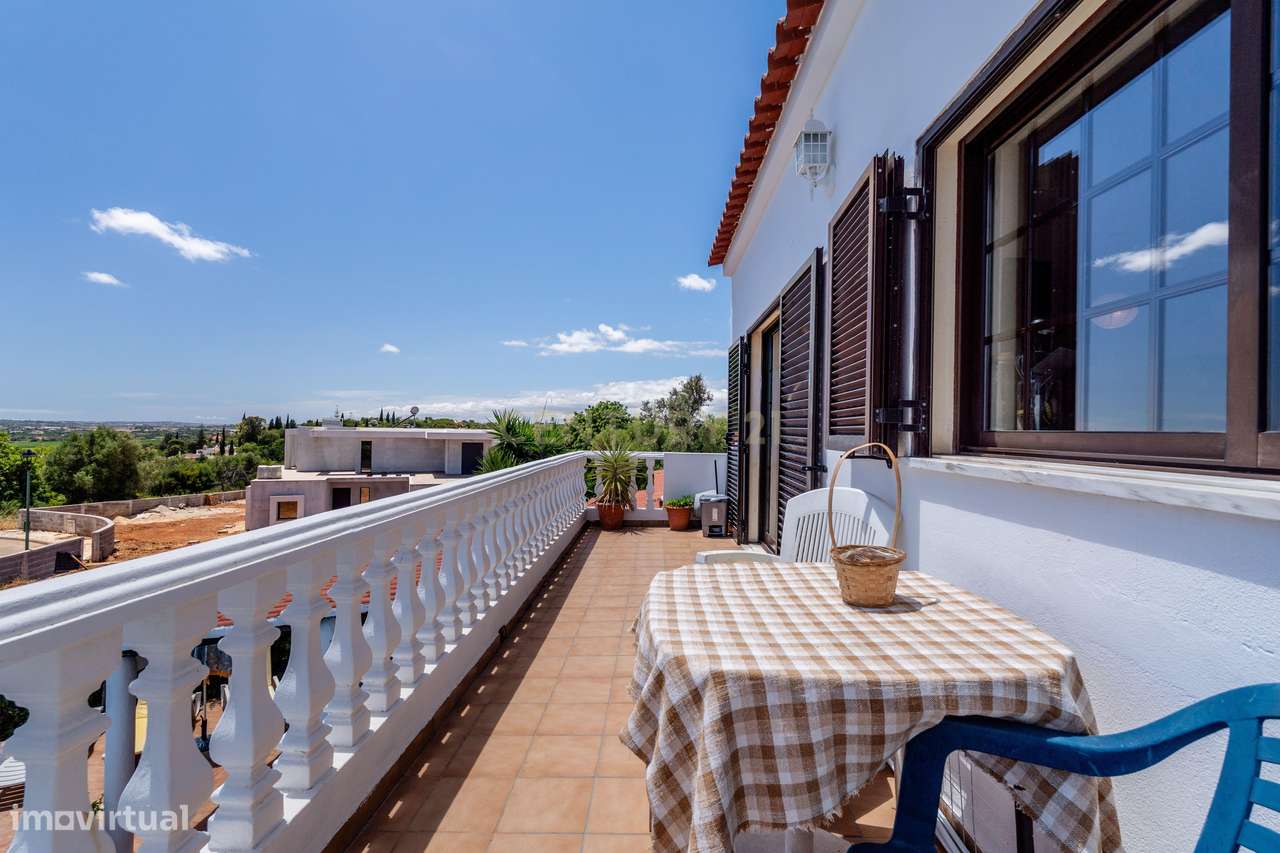 Moradia Bifamiliar T3 + T1 com Piscina  junto aos Campos de Golfe de A-35