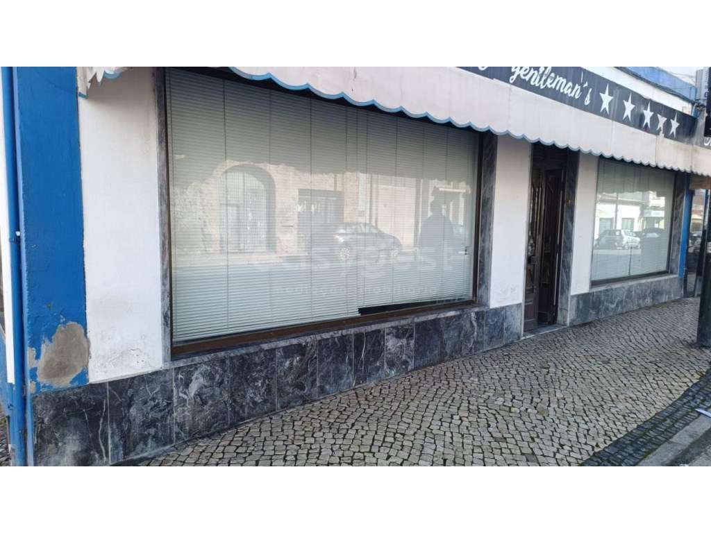 Loja espaçosa para comércio ou serviços na Avenida da Liberdade, Al... - Grande imagem: 3/12