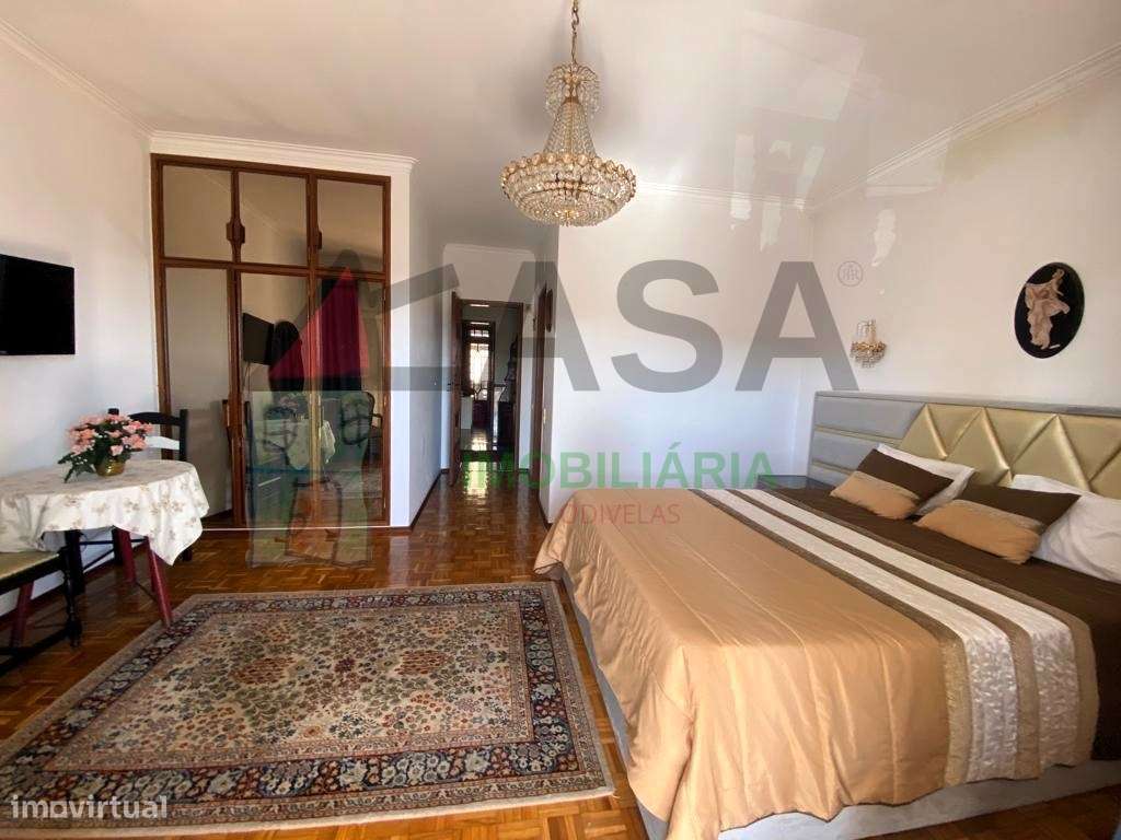 Moradia T15 com Renda Ativa + de €12.000/mês em Famões-31
