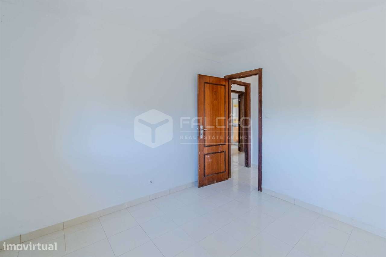 Moradia T3 em Alcobertas com lareira, varanda e potencial de investime-16