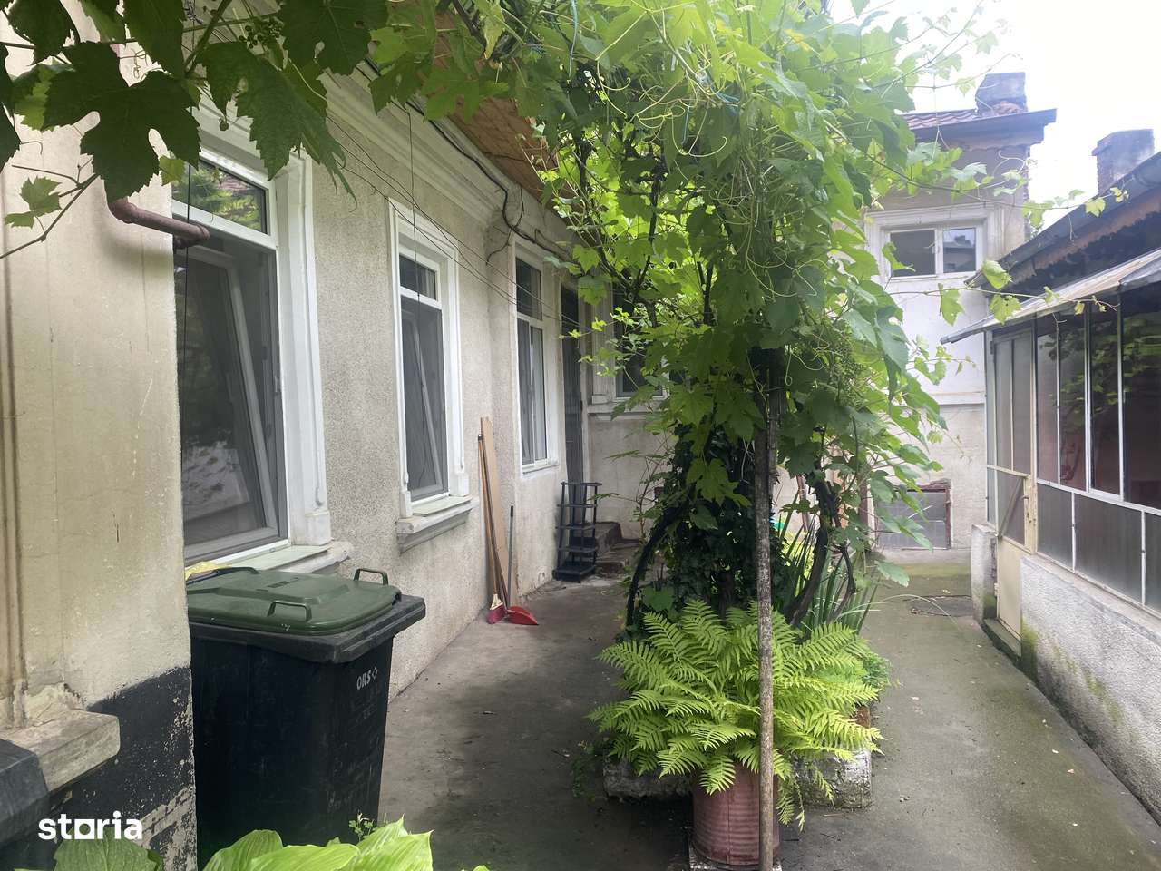 Vanzare casa cu 2 camere in curte comuna cu vecini liniiti fara trafiic