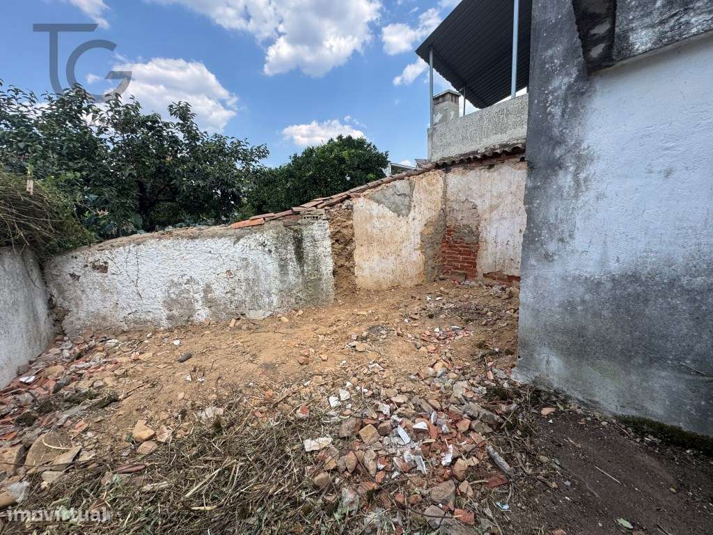 Moradia T2+2 com logradouro no centro de Gavião-8