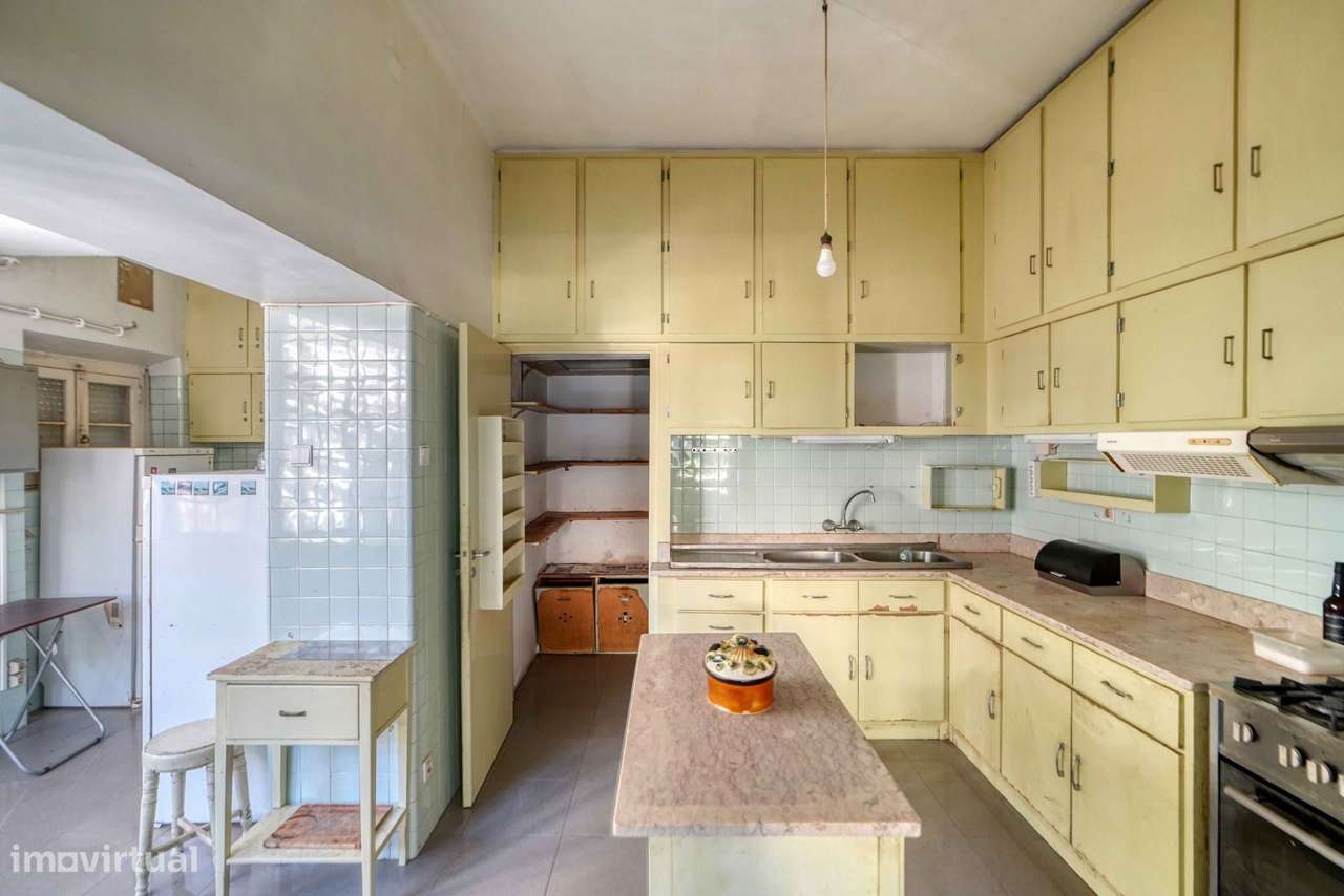 Moradia para recuperar no centro do Estoril, com piscina e vista mar-31