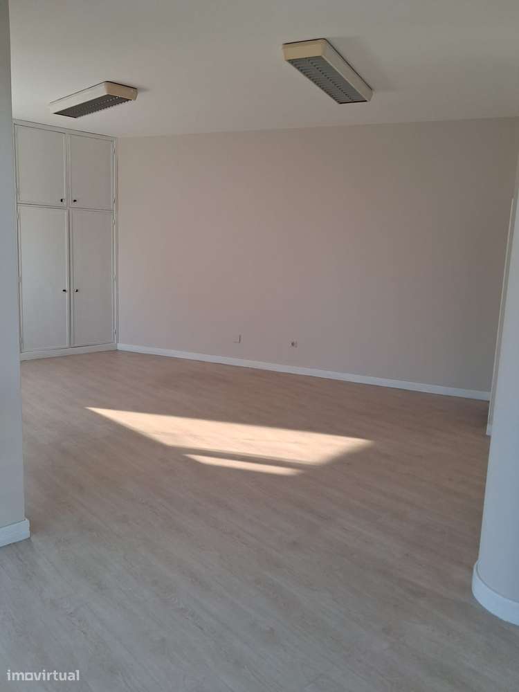 Alugo escritório bem situado em V.n. de Famalicão - Grande imagem: 5/7