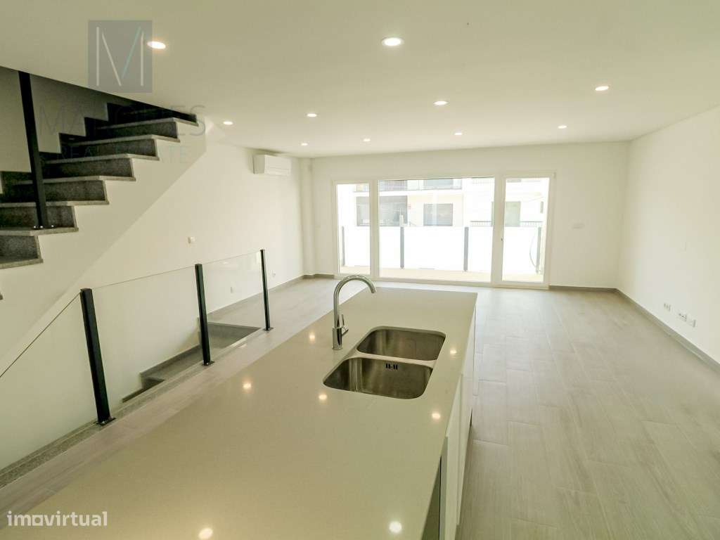 Moradia V2+2 com garagem em Vale de Milhaços - Corroios-4