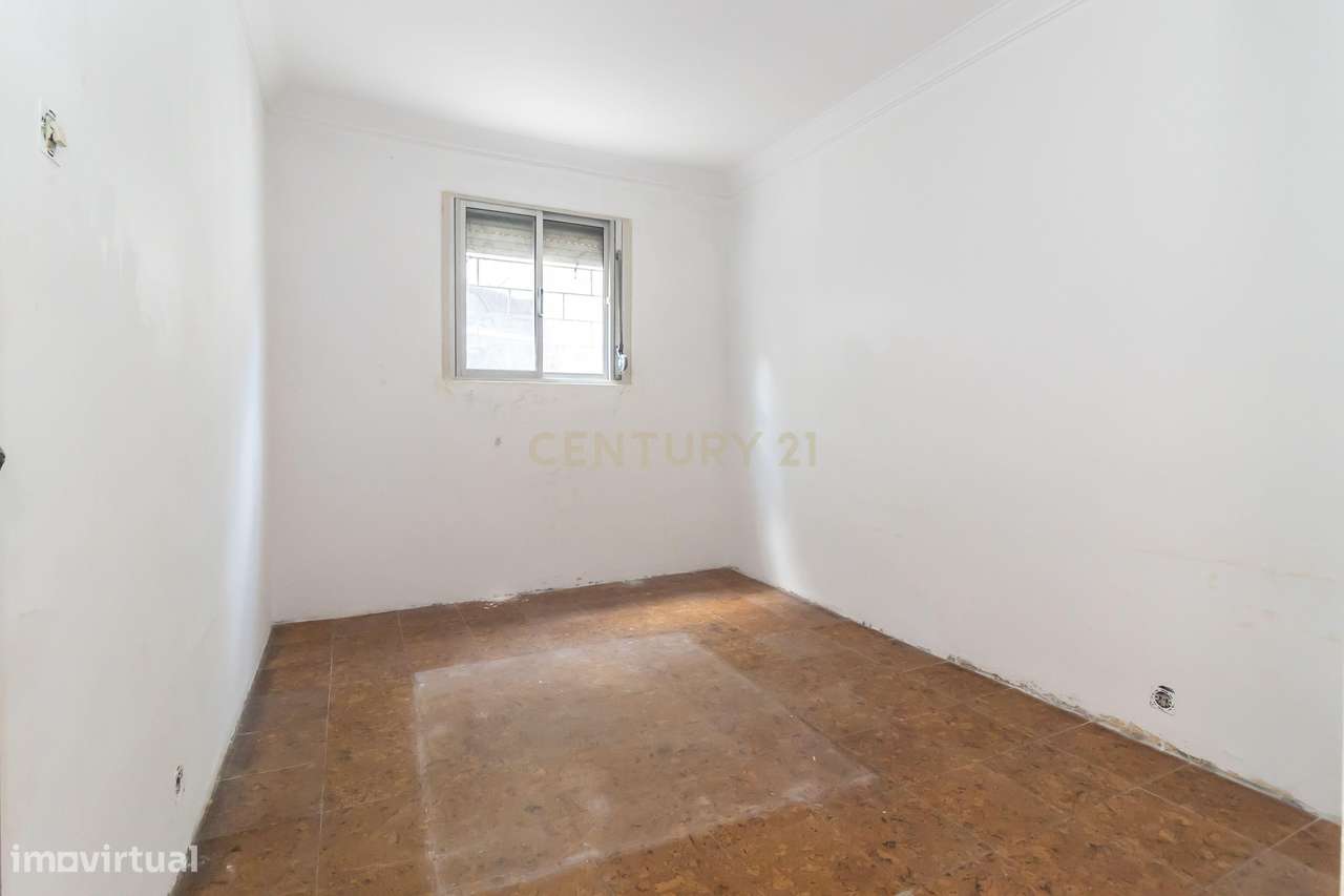 Apartamento com Potencial de Valorização em Almada-16