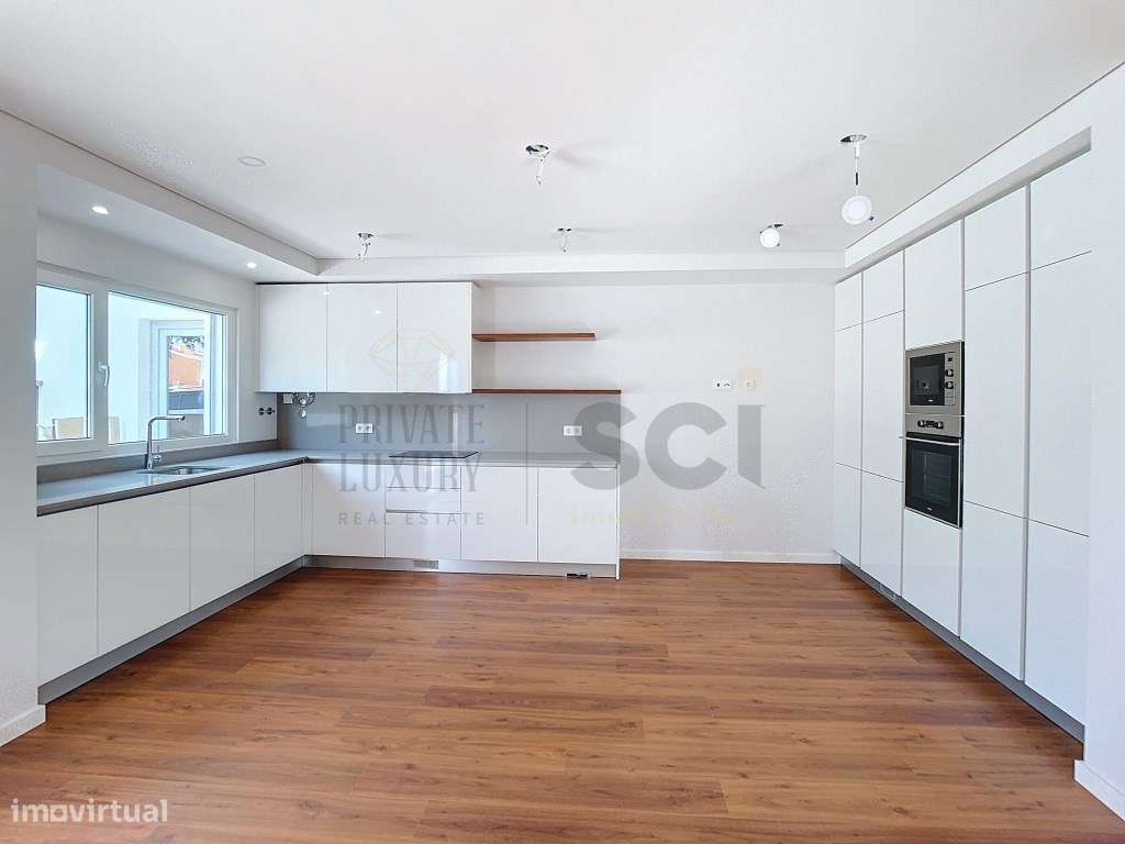 Moradia T4 Térrea Isolada em Azeitão com Piscina e Garagem-8