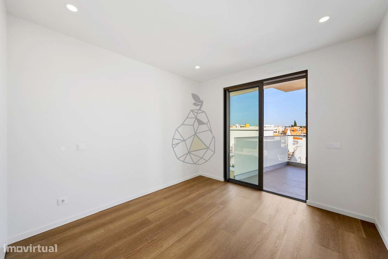 Apartamento com dois quartos , dois lugares de estacionamento e Piscin-15