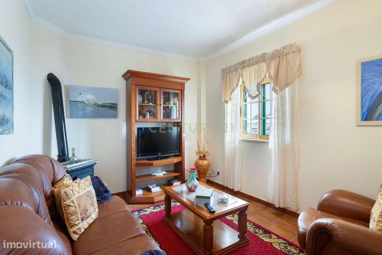 Moradia Tradicional T2 na Primeira Linha da Ria — Santa Luzia, Capital-4