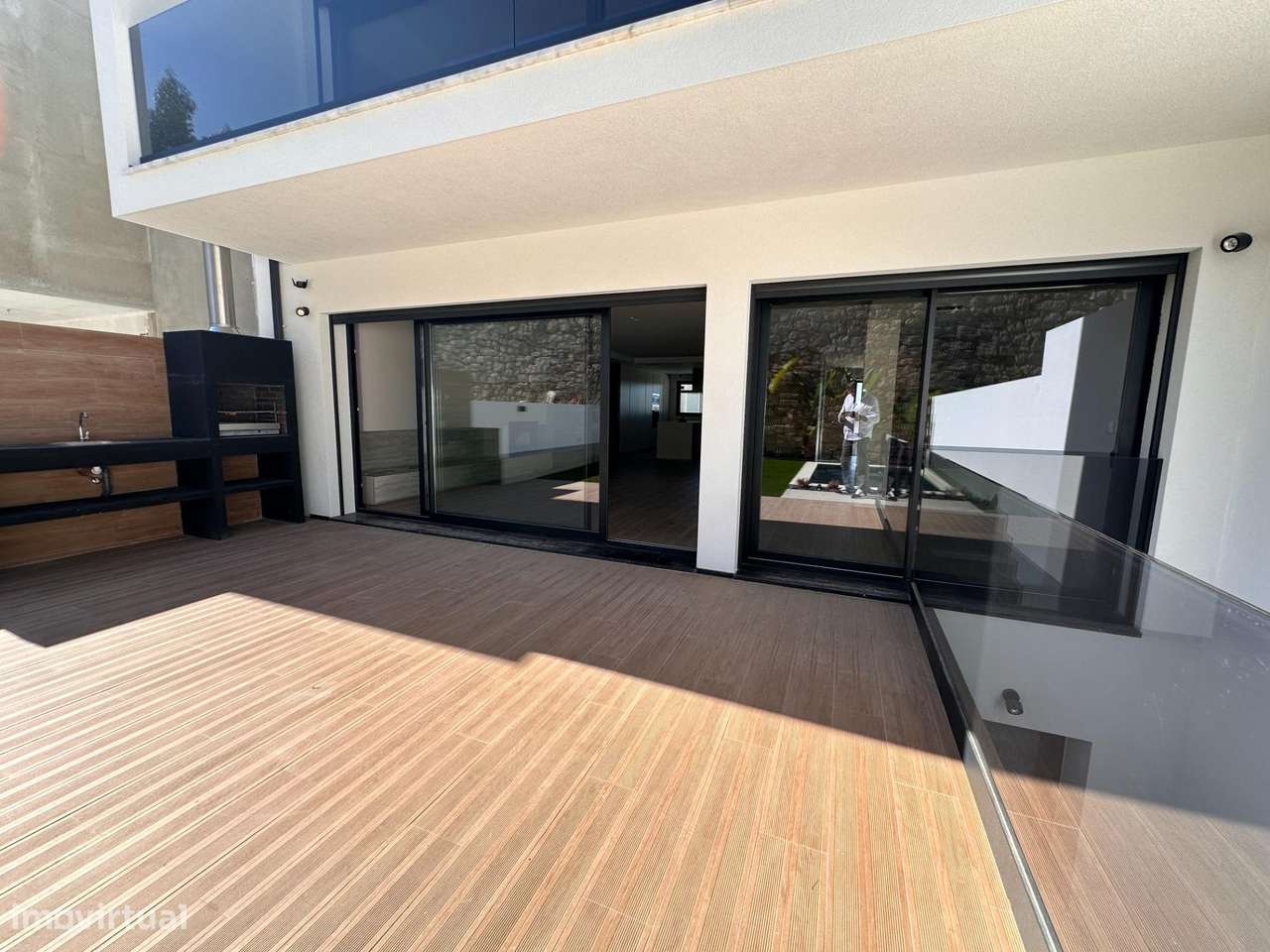 Moradia de Gaveto com dois pisos e garagem lateral-33