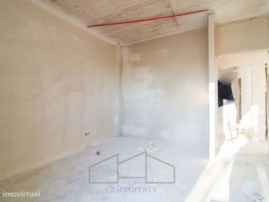 Moradia T4 Geminada com piscina na Sobreda-14