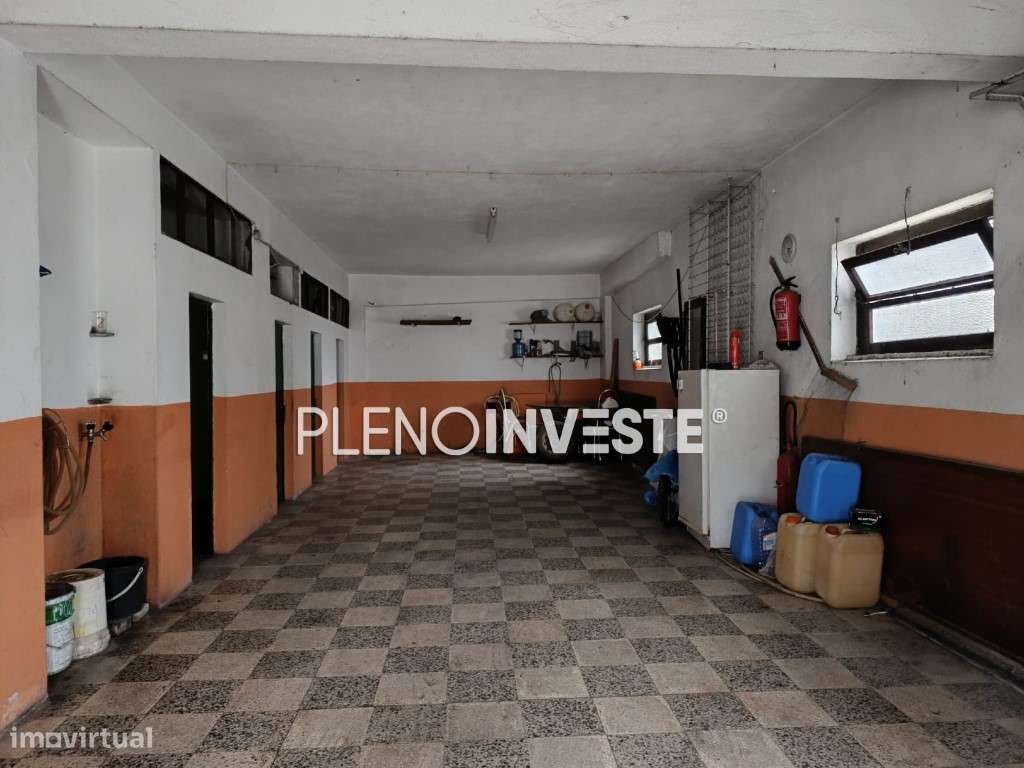 Lugar de parqueamento e arrecadação na Cruz de Pau - Grande imagem: 4/10