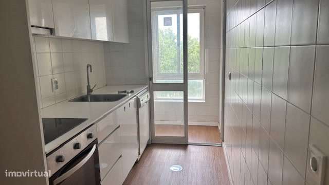 T2 Totalmente Remodelado em Ramalde | Garagem + Arrumos-5