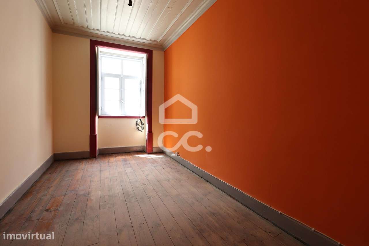 Prédio para recuperar junto à Praça do Comércio! - Grande imagem: 5/24