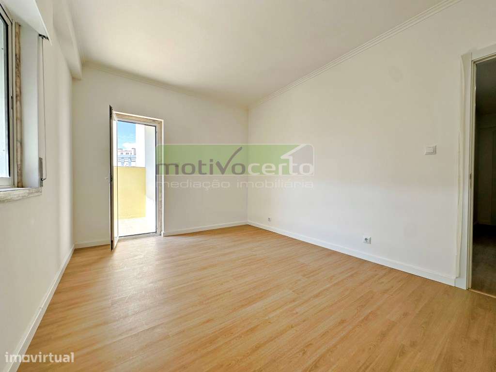 Magnífico T3 Totalmente Remodelado no Casal de São Brás, com Varand...-9