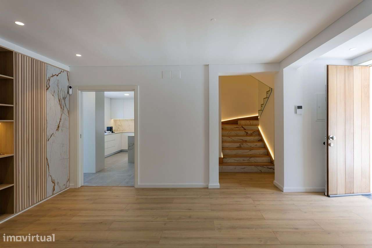 Moradia T6 com Piscina, Vista Mar e Terreno de 3.920 m² | Azoia, Sintr-19