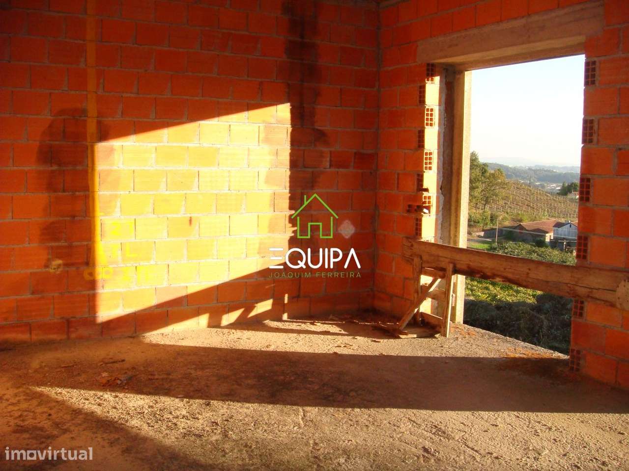 Terreno para construção (com moradia  T-5, construída em grosso), e-34