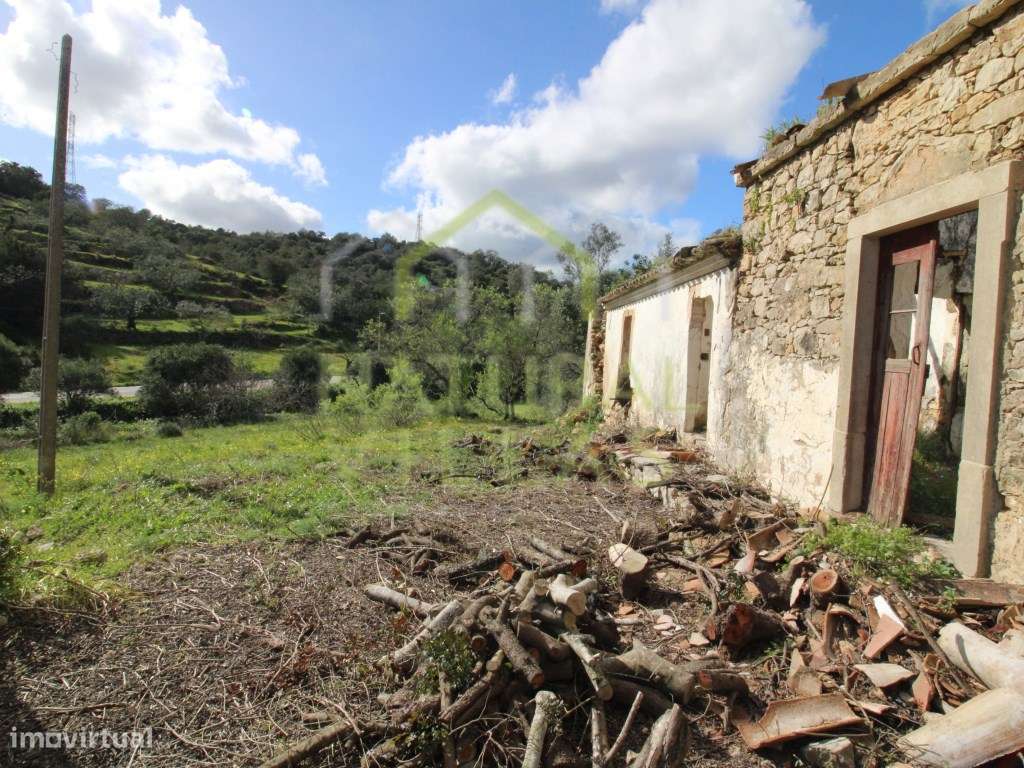 Ruína virada a Sul com terreno em Azinheiro, Estoi - Grande imagem: 2/15