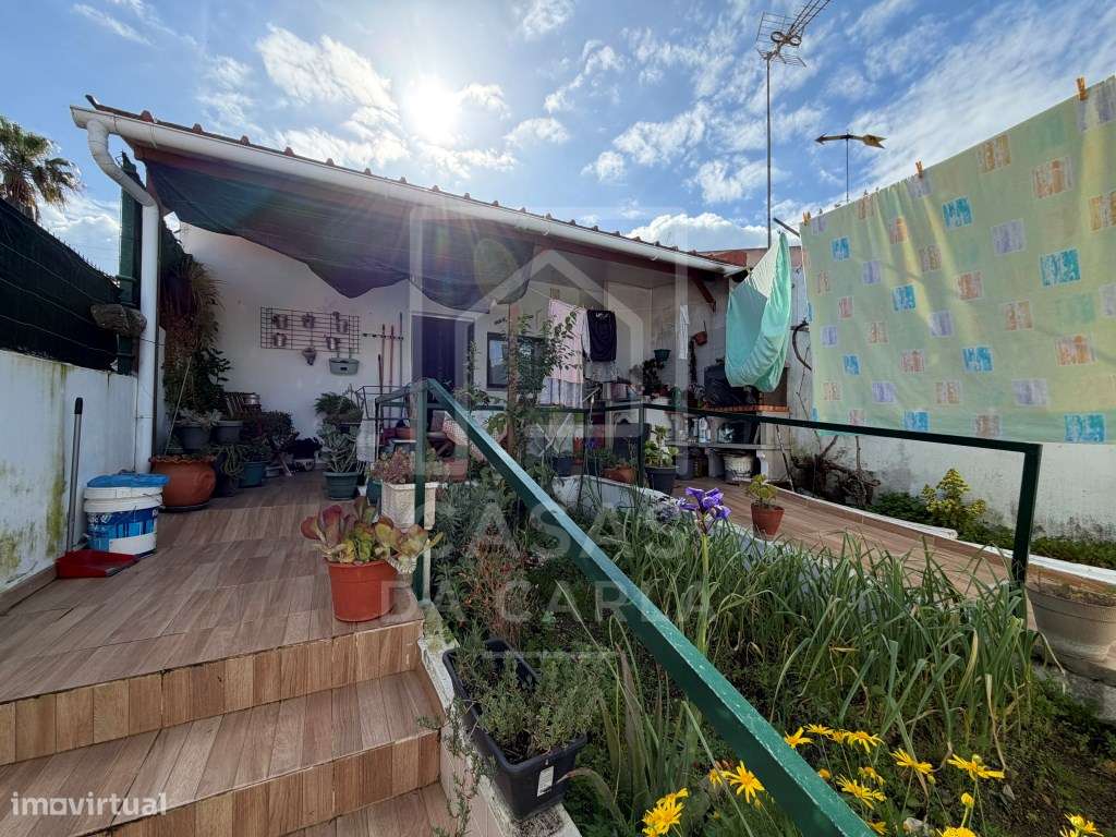 Moradia T2 remodelada com quintal em Alfundão-16