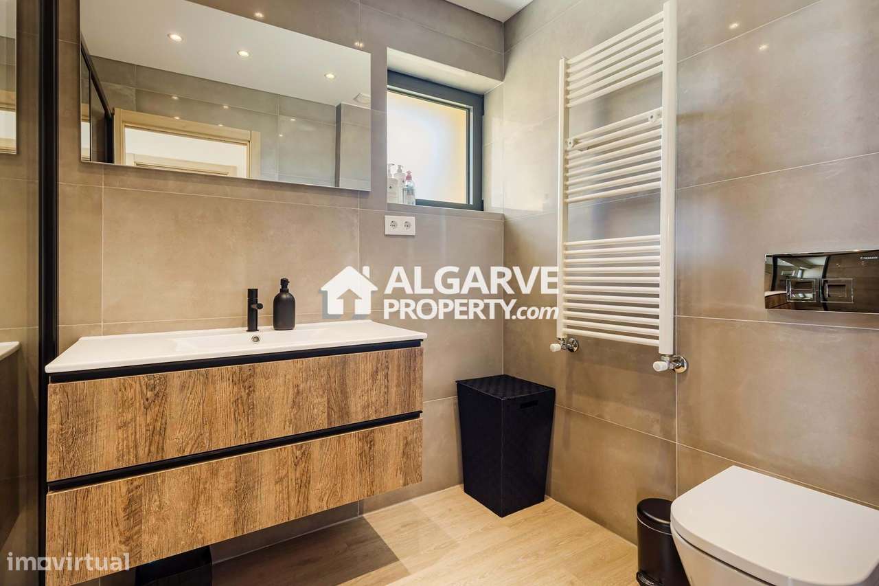 Moradia moderna V6 em condomínio com piscina. Perto de Vilamoura e pra-23