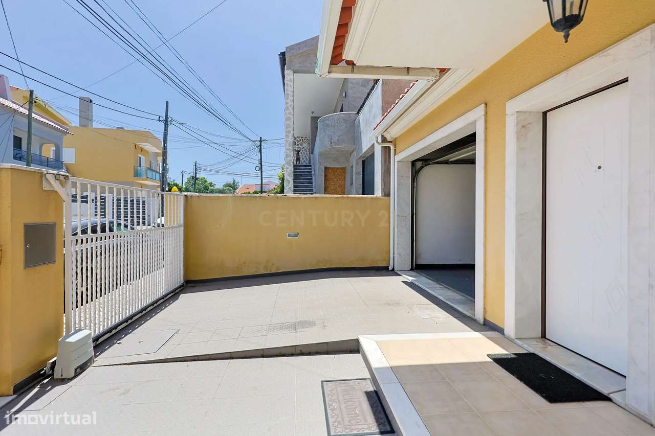 Moradia T3 com garagem e espaços exteriores nos Foros de Amora, Seixal-32