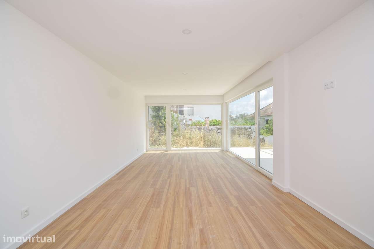 Moradia T4 de Arquitetura Moderna e Sustentável em Famões - Casal do R-31